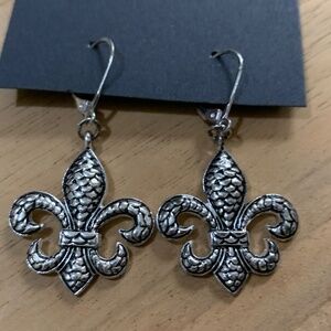 NWOT Silver Vintage Fluer-de-lis Earrings